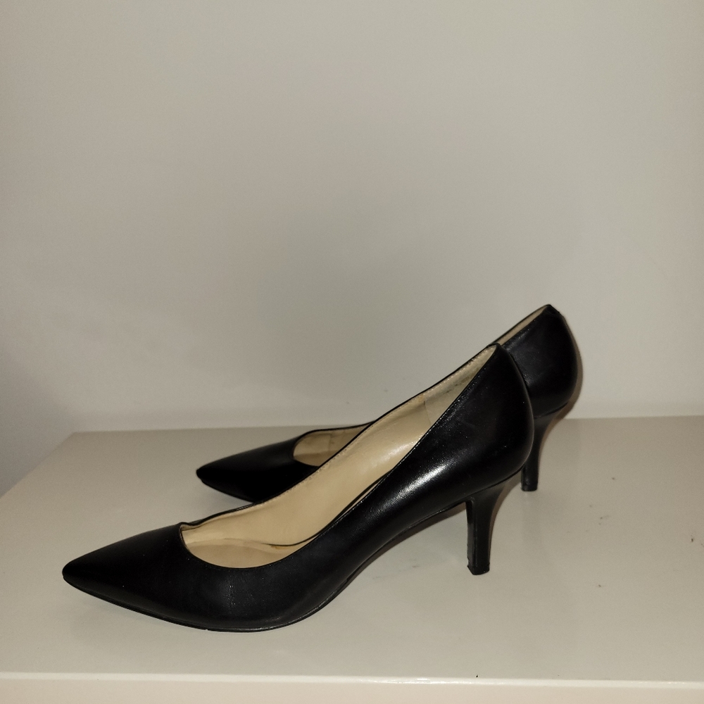 Nine West black leather mid heel pumps